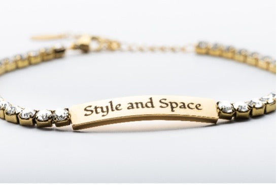 Luni Glanz … Elegantes Strass-Armband mit unserem Zeichen als Gravur „Style and Space“