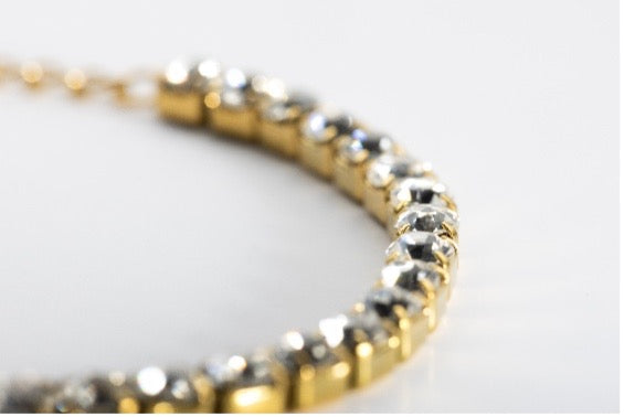 Luni Glanz … Elegantes Strass-Armband mit unserem Zeichen als Gravur „Style and Space“